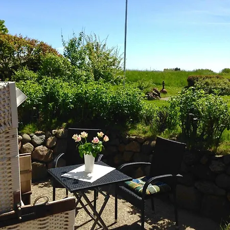 Sylter-rose-suedterrasse-mit-strandkorb * Westerland